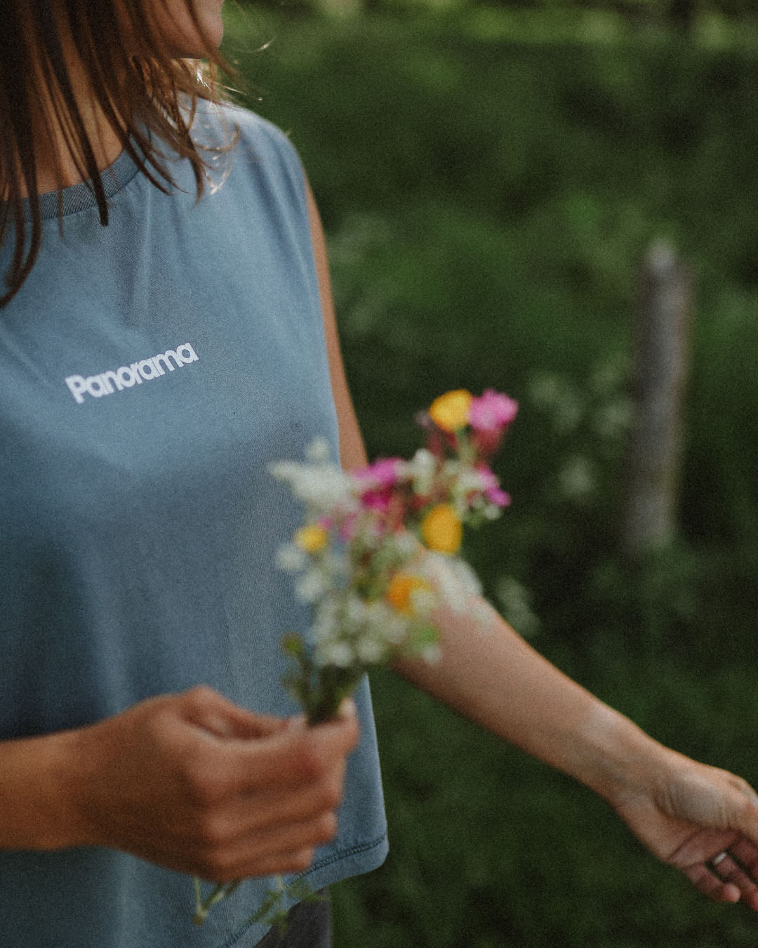 T-shirt crop top Panorama porté en terrasse été